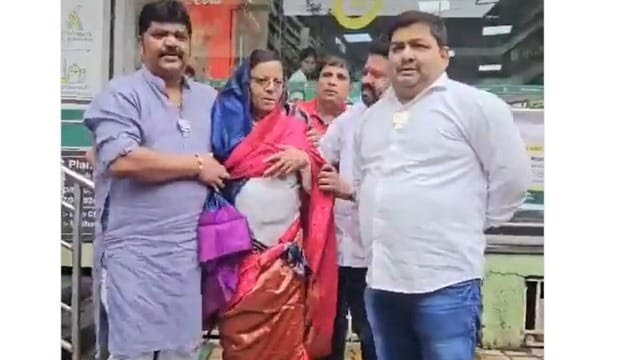 महाराष्ट्र में बीजेपी कार्यकर्ताओं ने कांग्रेसी कार्यकर्ता को बीच सड़क पर साड़ी पहनाई , आरोप है PM मोदी की एडिटेड आपत्तिजनक तस्वीर शेयर की थी