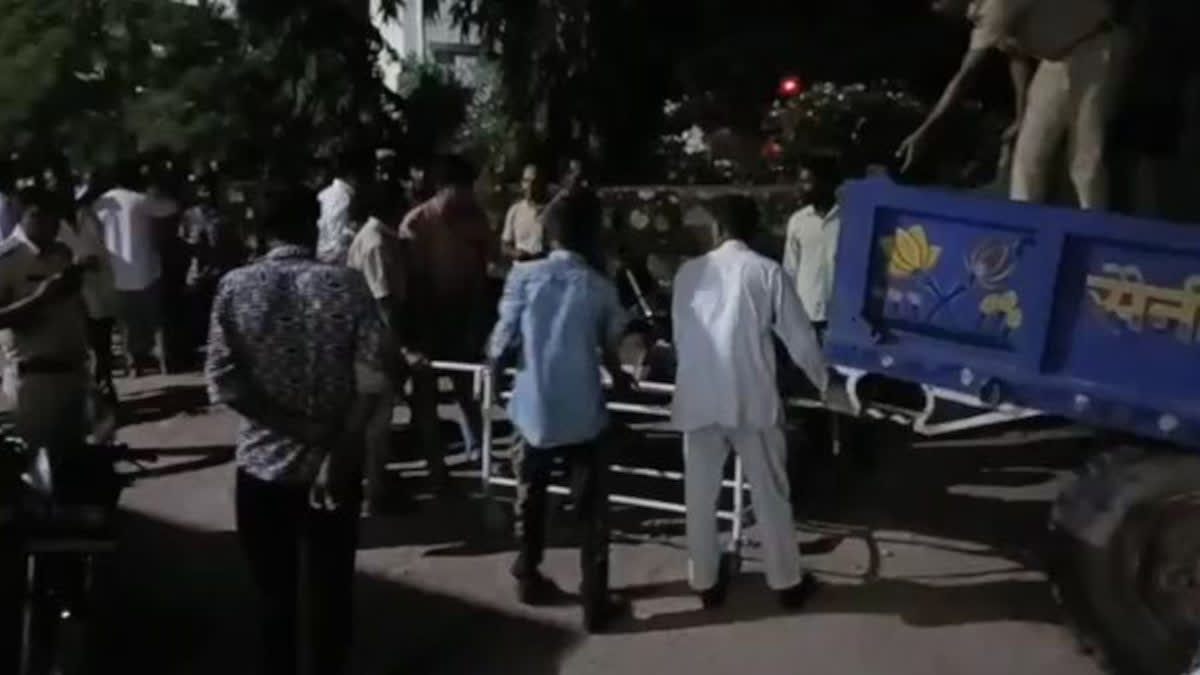 भरतपुर के वैर–हंतरा रोड पर तेज रफ्तार वाहन ने स्कूटी और बाइक को मारी टक्कर,  3 की मौत, एक मासूम गंभीर घायल