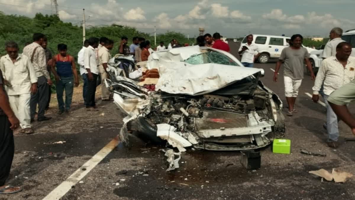 बालोतरा में भीषण रोड एक्सीडेंट : कार और निजी बस में भिंडत में पति-पत्नी और बेटे की मौत और 23 लोग घायल