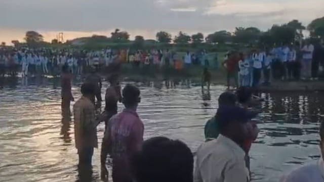 MP में मूर्ति विसर्जन के दौरान बड़ा हादसा, तालाब में ट्राली पलटने से 11 की मौत; CM ने की मदद की घोषणा