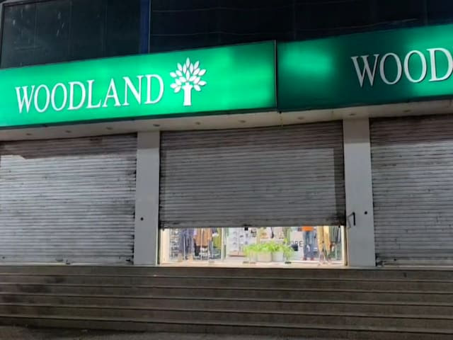 नशे में धुत महिला का हंगामा शोरूम मैनेजर को थप्पड़ मारकर शीशा तोड़ा