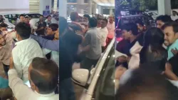 पटना एयरपोर्ट पर कांग्रेस के सीनियर नेताओं के सामने कांग्रेस कार्यकर्ताओं में आपस मारपीट..जमकर लात-घूंसे चले, टिकट बेचने के आरोप