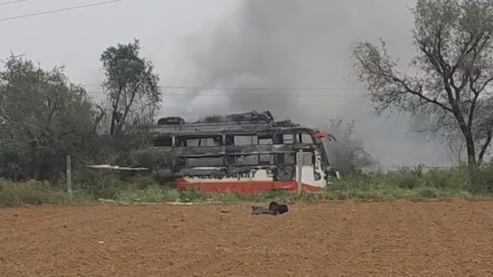 जयपुर में भरी बस में लगी आग, 2 की मौत, 10 झुलसे, हाईटेंशन तार से टकरा गई थी