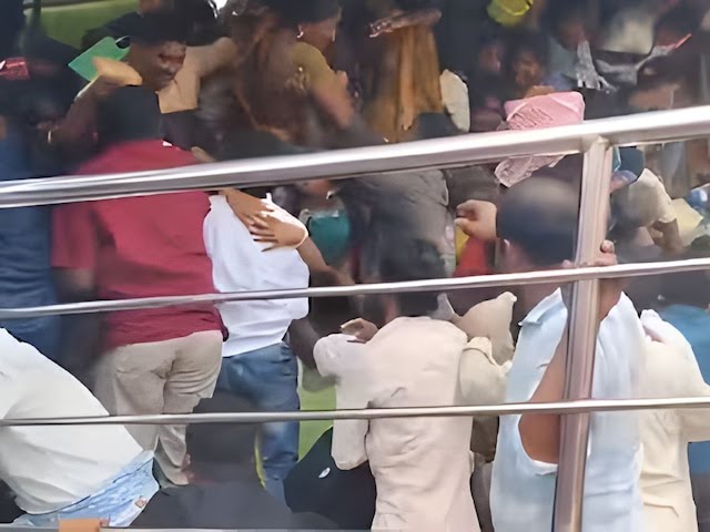 Venkateswara Swamy Temple Stampede: आंध्र प्रदेश में श्रीकाकुलम के वेंकटेश्वर स्वामी मंदिर में भगदड़,  10 लोगों की मौत