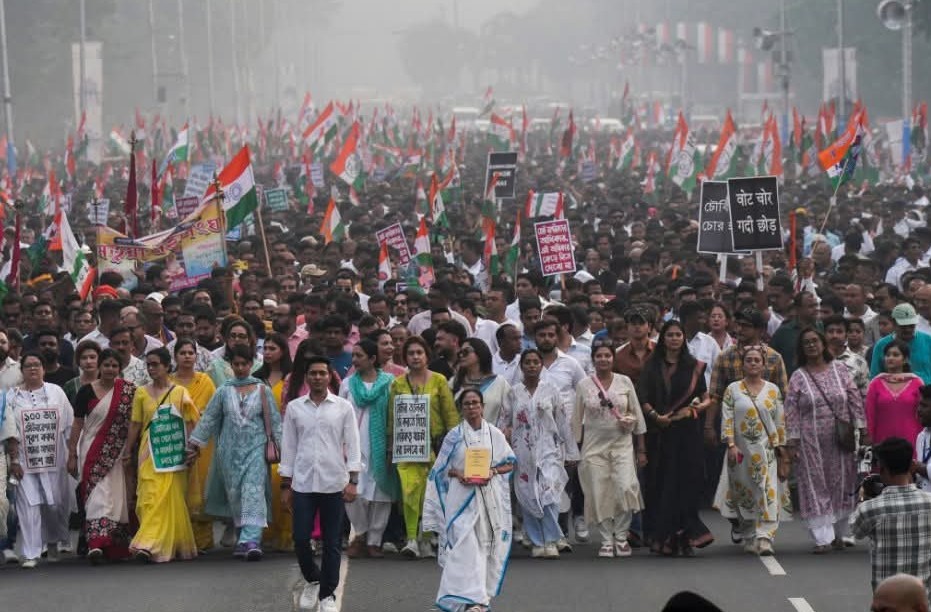 Mamata Banerjee Protestant against "SIR" : ममता बनर्जी का बंगाल में SIR के खिलाफ संग्राम , बिहार में कितने रोहिंग्या और बांग्लादेशी मिले?'; चुनाव आयोग से ममता बनर्जी का सवाल
