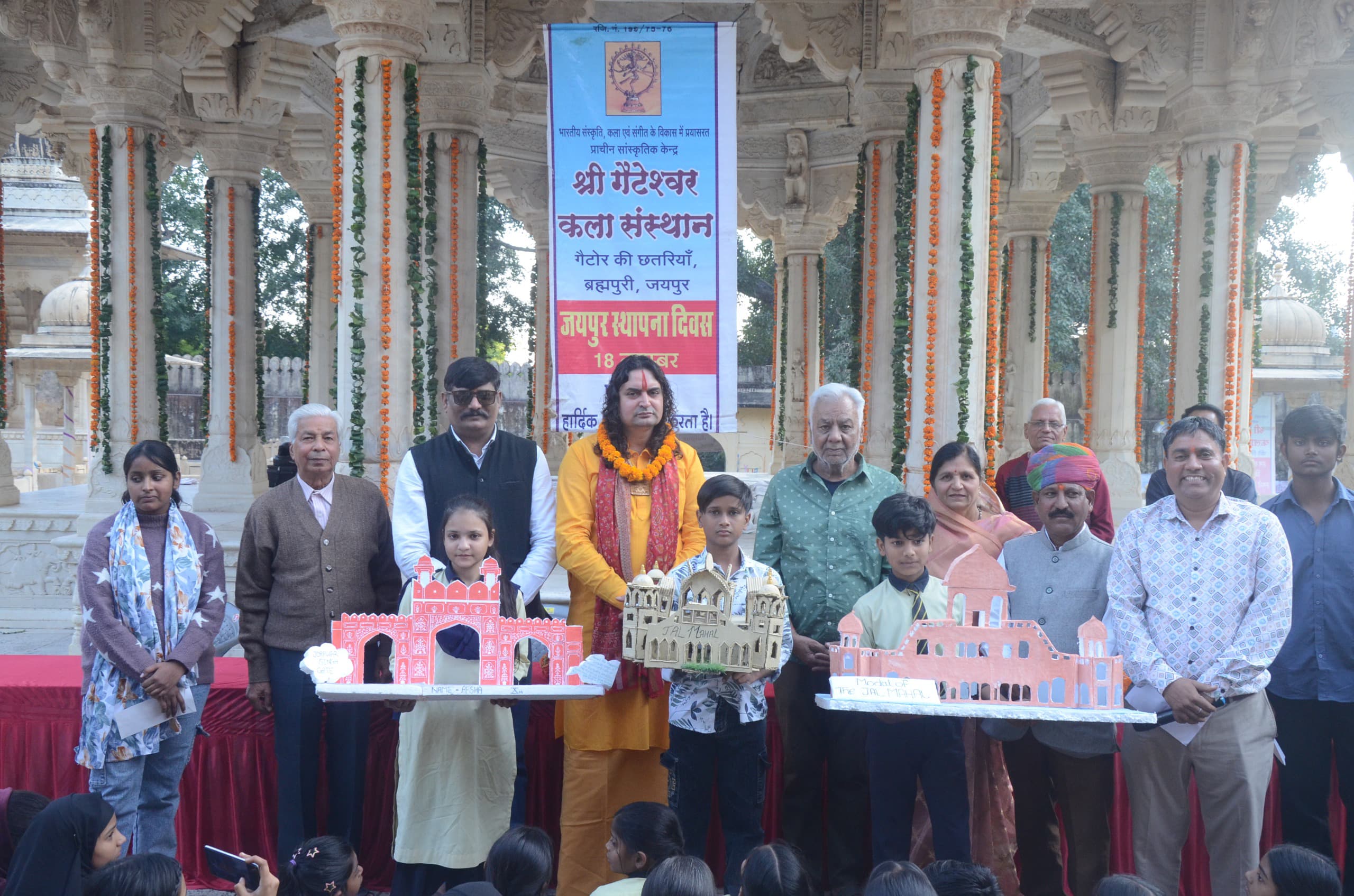 जयपुर स्थापना दिवस पर ऑल सेंट इंटरनेशनल स्कूल ( आईपीएस स्कूल ) द्वारा जयपुर कि ऐतिहासिक समारको की चित्रकला प्रदर्शनी लगाई गई तथा जयपुरी कला का प्रदर्शन करते हुऐ सांस्कृतिक नृत्या प्रस्तुत किया!
