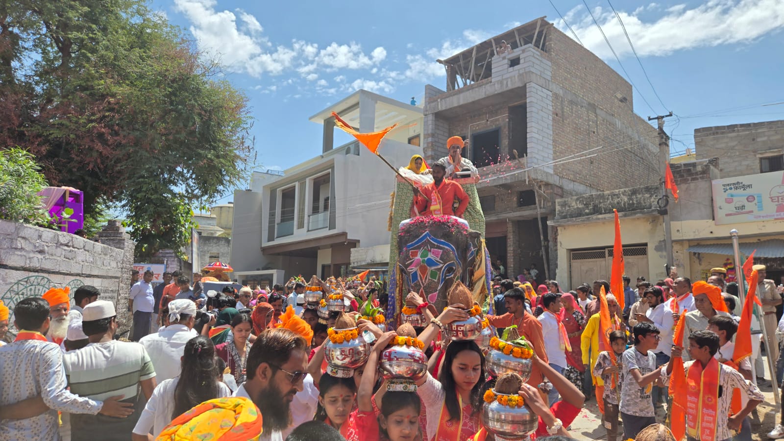 भीनमाल: हाथी-घोड़ों संग निकली भव्य कलश यात्रा, हजारों श्रद्धालुओं की मौजूदगी में भागवत कथा का शुभारंभ