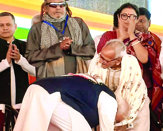 पीएम मोदी ने भाजपा के वरिष्ठ कार्यकर्ता माखनलाल सरकार के छुए पैर