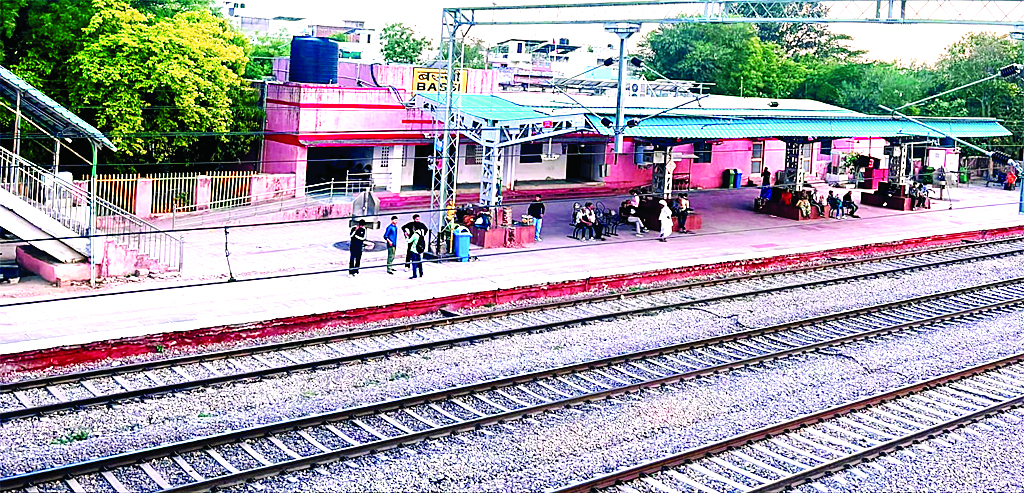बस्सी रेलवे स्टेशन पर सुविधाएं पूरी, लेकिन यात्रियों की आस अधूरी, सुपरफास्ट एंव मालगाड़ी ट्रेनों का ठहराव ना होना, यात्रियों के लिए सबसे बड़ी निराशा