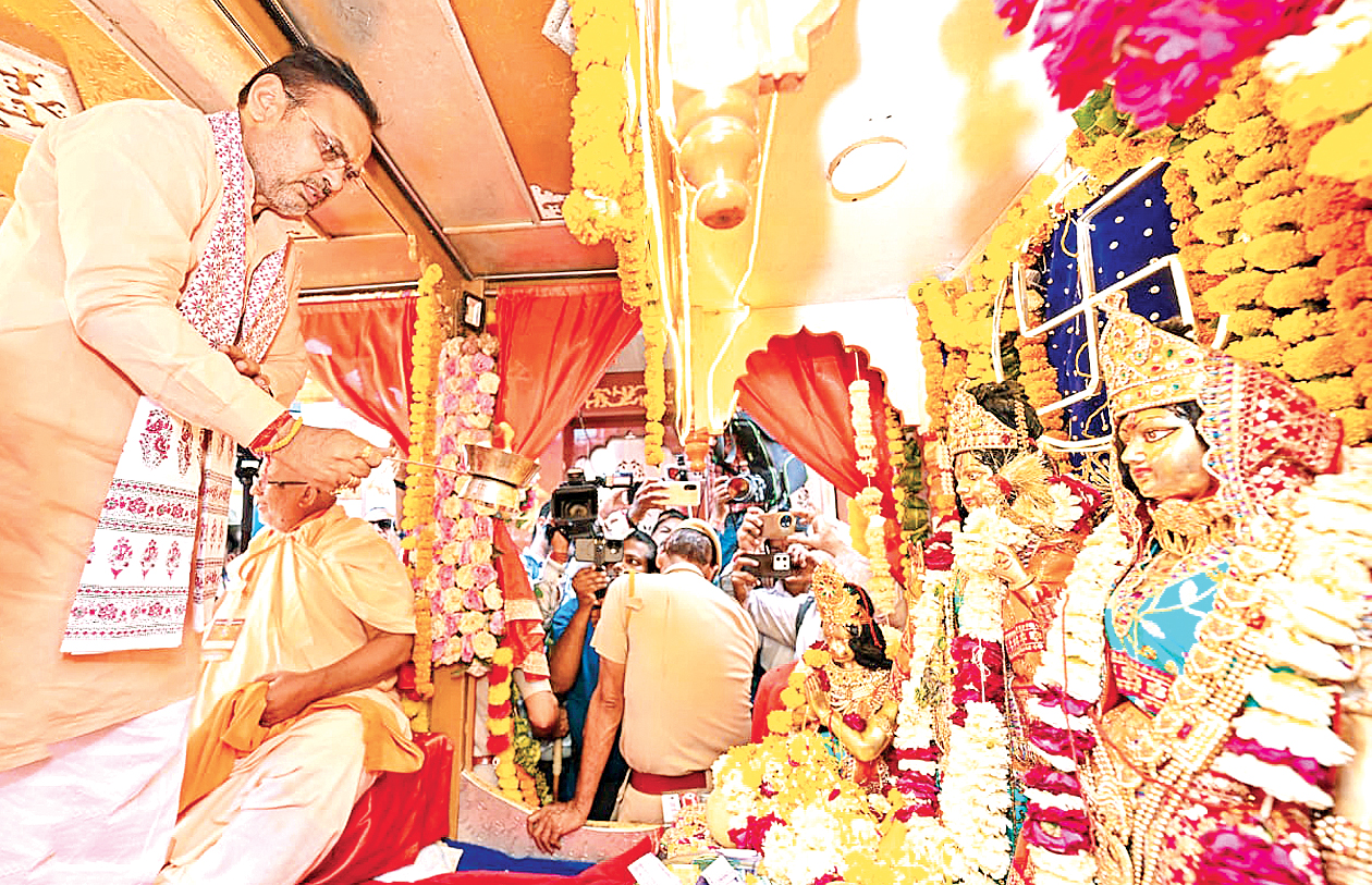 मुख्यमंत्री भजनलाल शर्मा जोधपुर में रामनवमी शोभायात्रा में हुए शामिल, श्री राम दरबार की पूजा कर प्रदेश की सुख-समृद्धि एवं खुशहाली की कामना