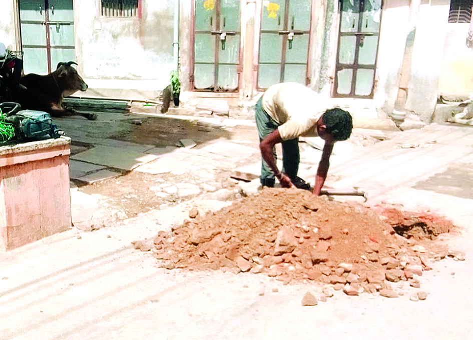 साहू मोहल्ले में पाइपलाइन लीकेज ठीक करने पहुंचे कर्मचारी