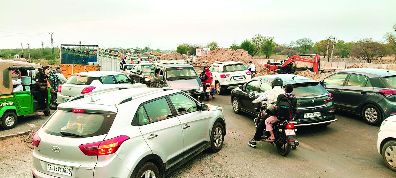 पुलिया निर्माण ने बिगाड़ी रोडवेज व्यवस्था, यात्रियों की बढ़ी परेशानी, बाइपास पर उतर रही सवारियां, चाकसू पहुंचना बना चुनौती