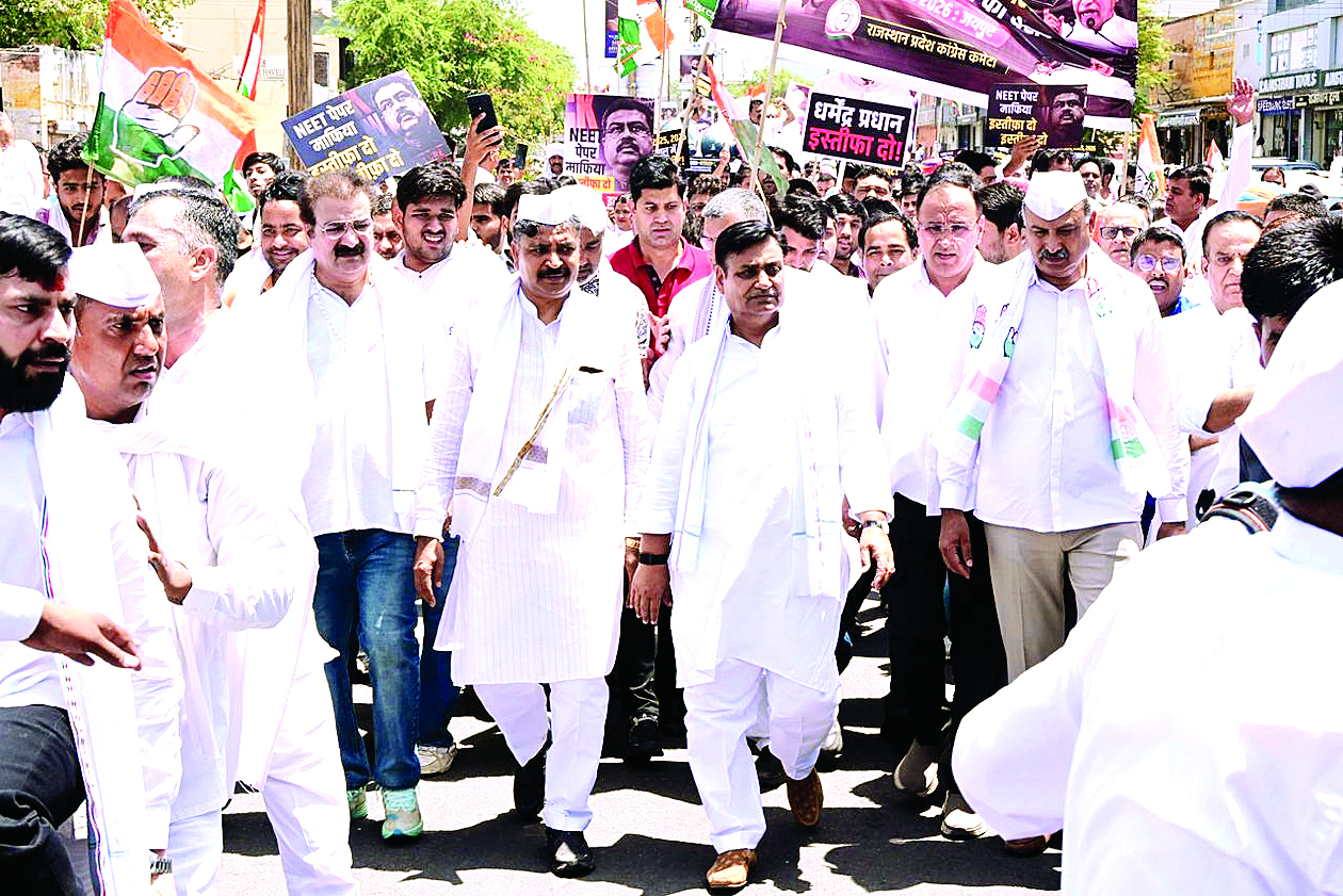 नीट पेपर लीक के खिलाफ प्रदर्शन के दौरान कांग्रेस कार्यकर्ताओं और पुलिस के बीच धक्का-मुक्की
