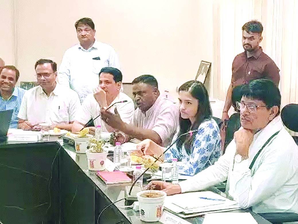 दौसा: पीएमओ पर लापरवाही और भ्रष्टाचार का आरोप लगाते हुए बांदीकुई विधायक टांकड़ा भडके, कहा- अस्पताल पीएमओ की बपौती नहीं, इनका इलाज करवाऊंगा