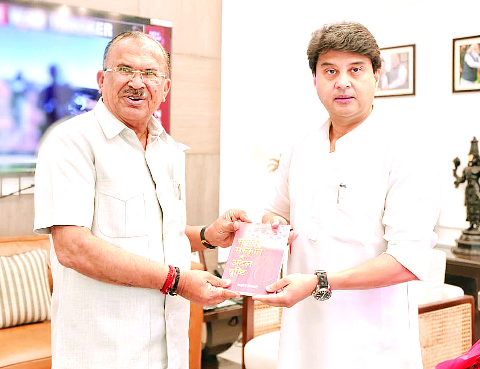 राजस्थान विधानसभाध्यक्ष वासुदेव देवनानी ने नई दिल्ली में केंद्रीय संस्कृति और पर्यटन मंत्री गजेंद्र सिंह शेखावत एवं केन्द्रीय संचार मन्त्री ज्योतिरादित्य सिंधिया से की भेंट