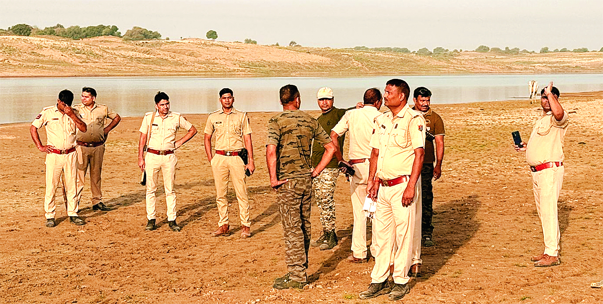 सभी प्रमुख घाटों व मार्गों की पुलिस, खनिज व वन विभाग द्वारा रखी जा रही है सघन निगरानी