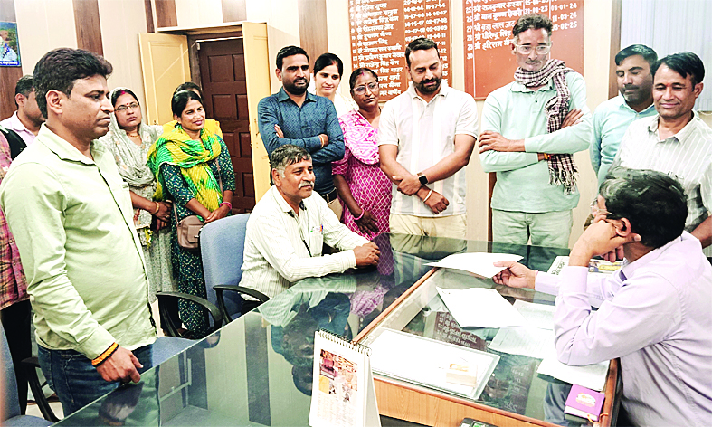 ग्रीष्मावकाश एवं संस्था प्रधानों के अधिकृत अवकाशों में की गई कटौती के विरोध में उतरे शिक्षक