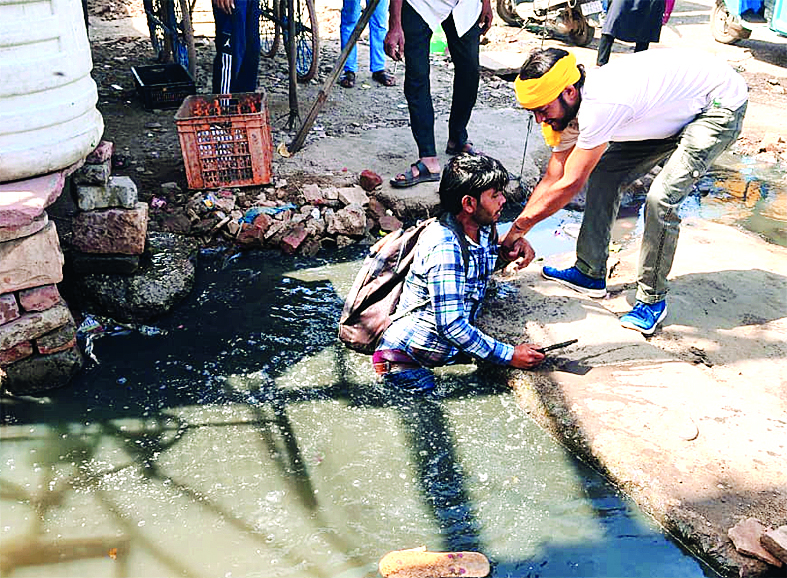 गड्ढों और कीचड़ की चपेट में हाइवे किनारे जिले का मुख्य चौराहा, लगभग साल भर से चैम्बरों से फूट रहा कीचड़ का फव्वारा