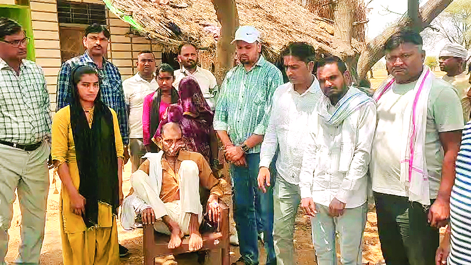 कैंसर से पीडि़त पिता की पुत्रियों के विवाह के लिए सहयोग हेतु कन्यादान के रूप में 71,810 रुपए की राशि सम्मान से बेटियों को की सुपुर्द