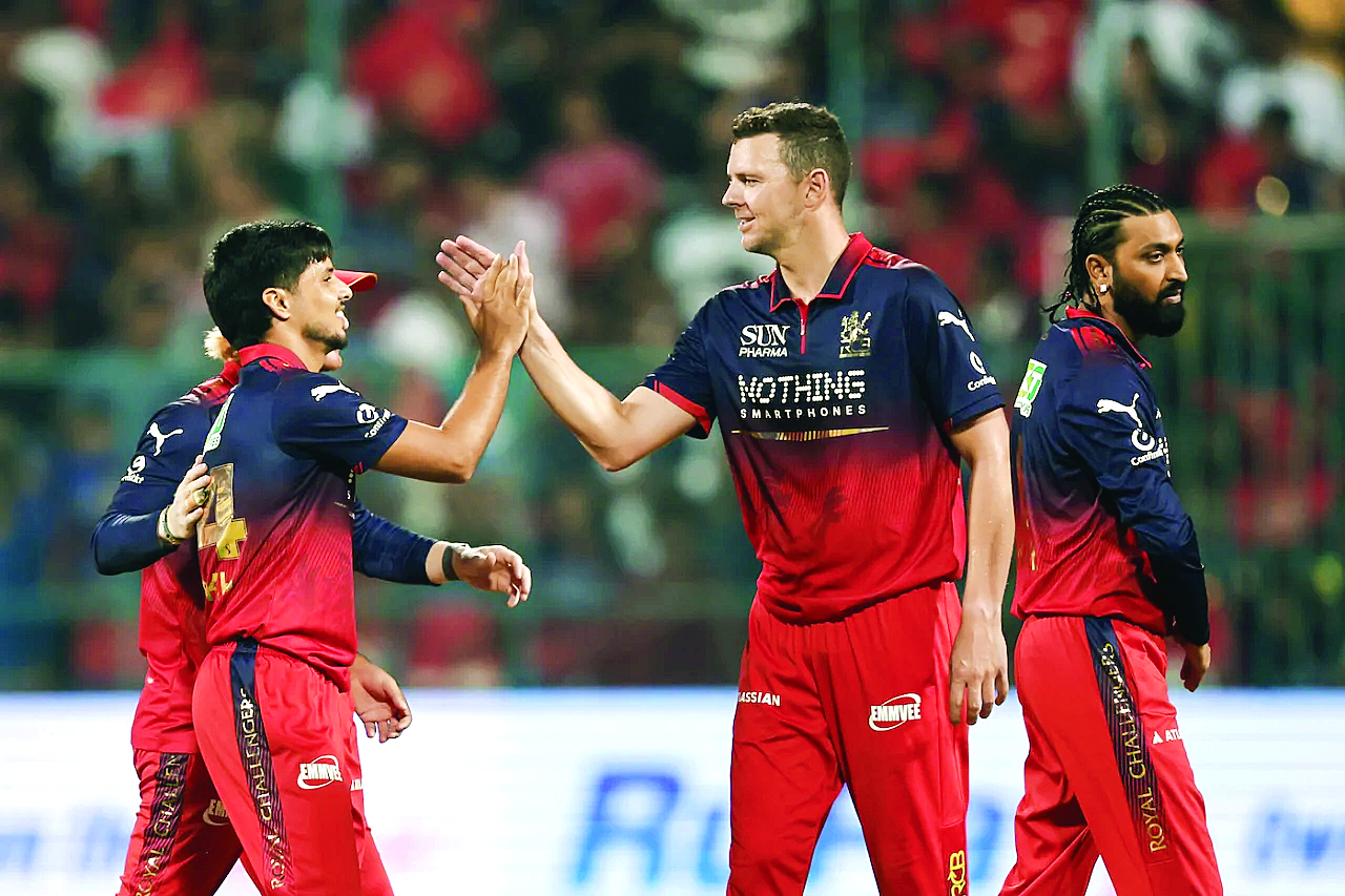 आरसीबी ने लखनऊ को 5 विकेट से हराया, आरसीबी के भुवनेश्वर कुमार को तीन और रासिख सलाम को मिले चार विकेट