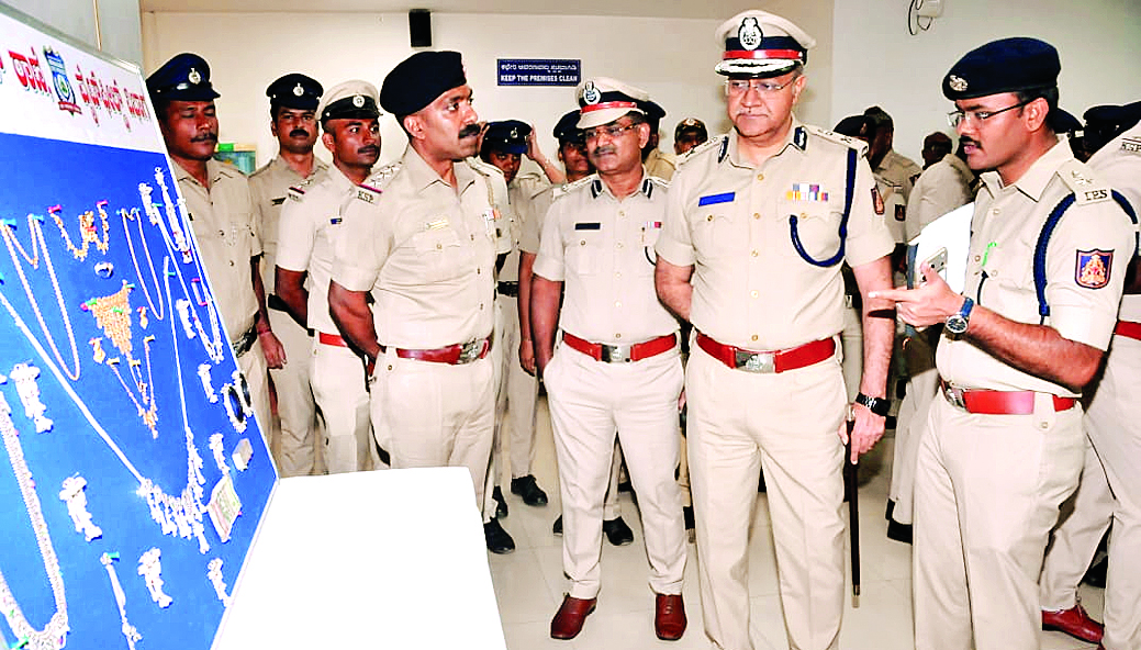 अंतरराज्यीय चोरी गिरोह का भंडाफोड़, तीन आरोपी गिरफ्तार, 40 लाख रुपए मूल्य के सोने-चांदी के आभूषण और नकदी बरामद