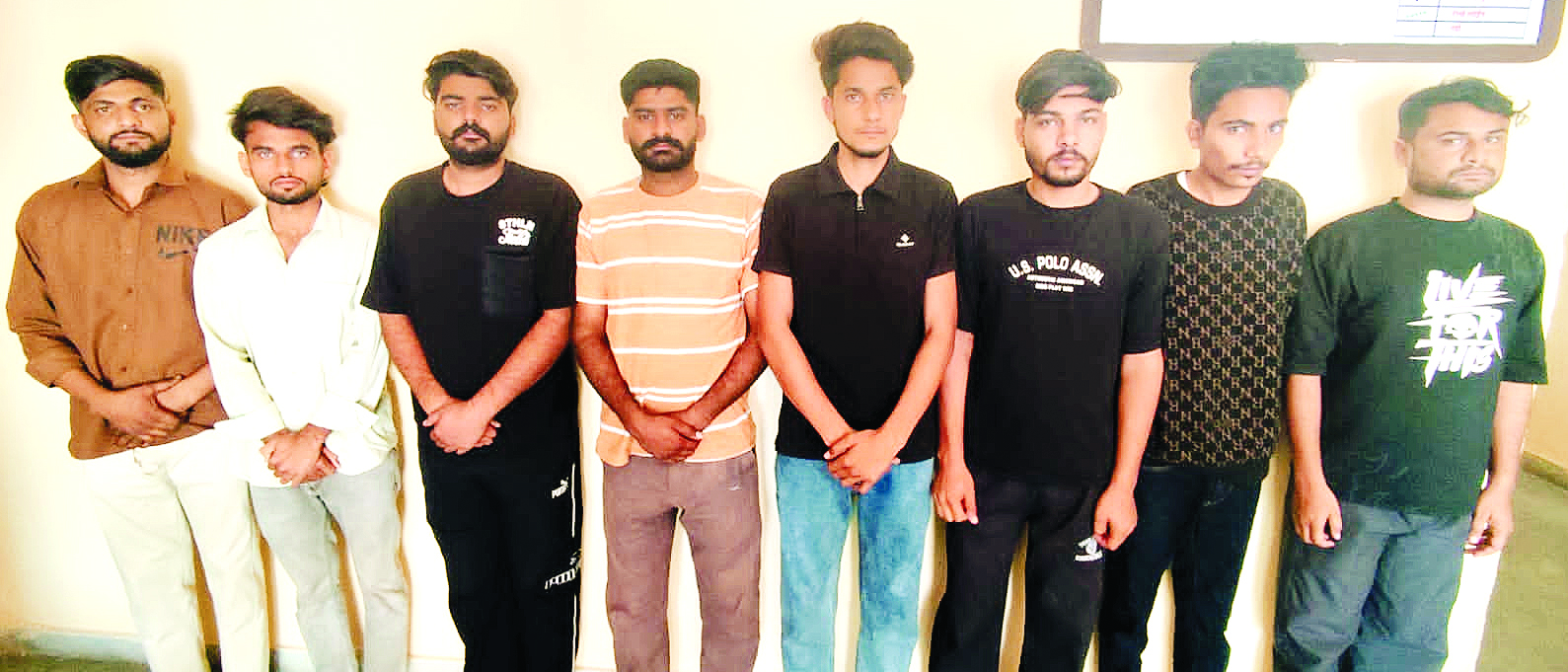 साइबर ठगी गैंग पर पुलिस का बड़ा प्रहार, 8 आरोपी गिरफ्तार, एस्कॉर्ट सर्विस के नाम पर लोगों से ठगी