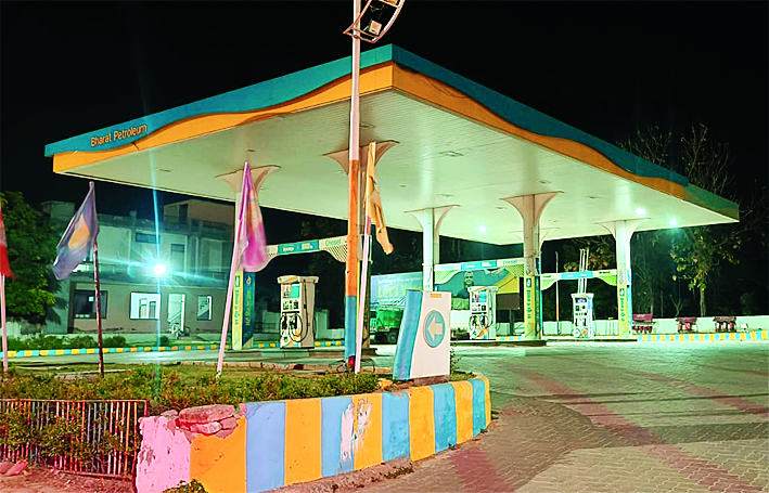 जिला प्रशासन के दखल के बाद हो सकी पेट्रोल-डीजल की आपूर्ति, बीपीसीएल का पेट्रोल पंप तीन दिन से था रीता, ग्राहकों को हो रही थी परेशानी