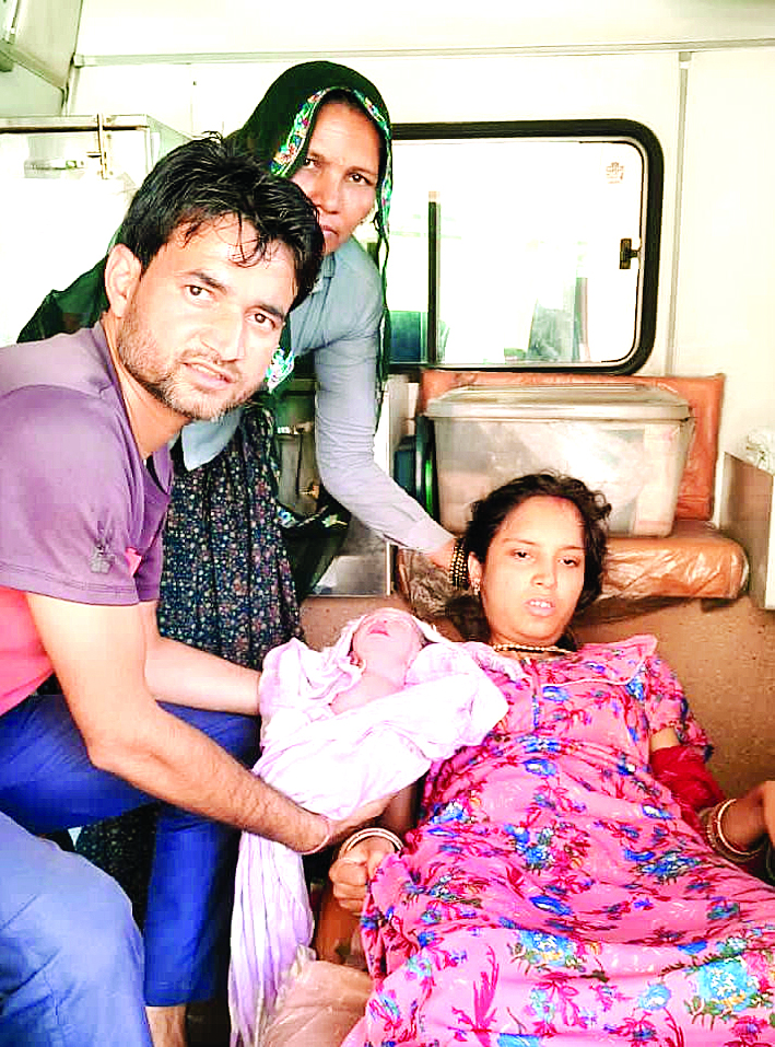 एंबुलेंस में गूंजी किलकारी, चलते वाहन में कराया सुरक्षित प्रसव