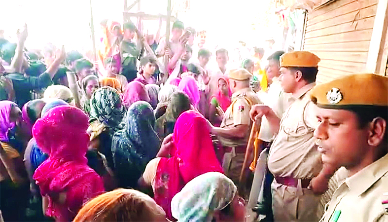 हिण्डौन में शराब ठेके के विरोध में दूसरे दिन भी स्टेट हाईवे पर चार घंटे चक्का जाम, महिलाओं ने किया ठेका का घेराव