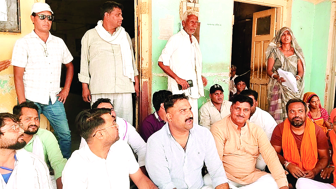 हिण्डौन सिटी में निवर्तमान पार्षदों ने धरना दे किया प्रदर्शन, विकास कार्यों में भ्रष्टाचार का लगाया आरोप