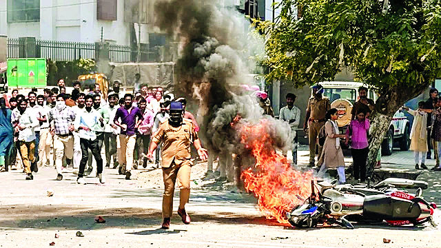 नोएडा में कर्मचारियों ने मचाया बवाल, वेतन वृद्धि, 8 घंटे की शिफ्ट को लेकर हिंसक प्रदर्शन