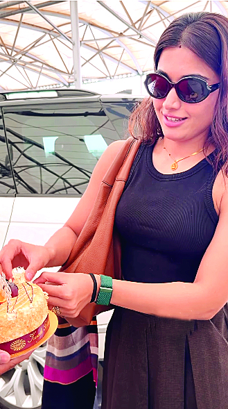 रश्मिका मंदाना का शादी के बाद पहला जन्मदिन - एयरपोर्ट परपेप्स ने एक्सट्रेस का बर्थ डे सेलिब्रेट किया