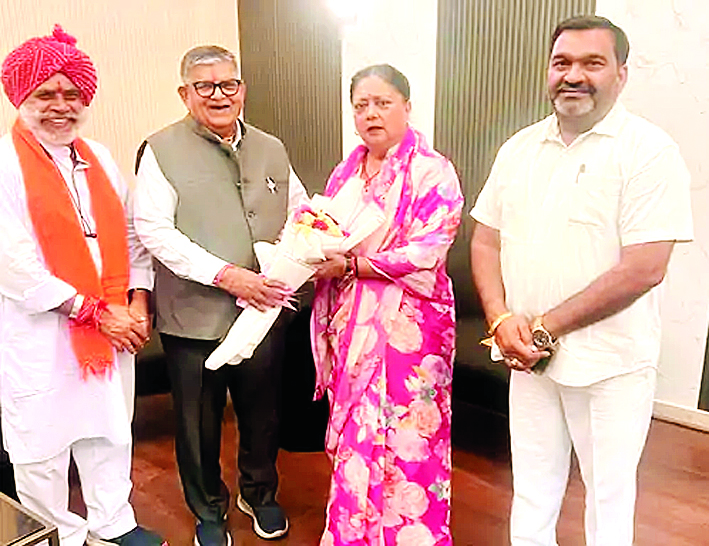 उदयपुर एयरपोर्ट पर पूर्व सीएम वसुंधरा राजे और राज्यपाल कटारिया की मुलाकात, गहनता के साथ हुई दोनों के बीच बातचीत