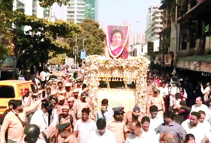 सिंगर आशा भोसले का राजकीय सम्मान के साथ हुआ अंतिम संस्कार, बॉलीवुड सिंगर्स ने उनका गाना ‘अभी ना जाओ छोड़कर…’ गाकर विदाई दी