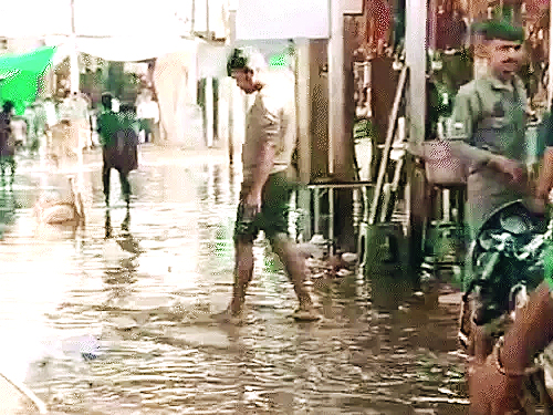 बारिश भी हुई ‘धुरंधर’, तेज हवाओं के साथ गिर रहे ओले, फसलों को हुआ नुकसान