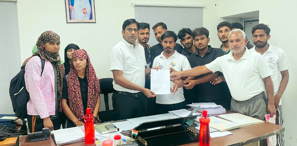 कांग्रेस, स्थानीय विधायक लक्ष्मण मीना: लोगों ने मुझे ज्ञापन दिया है, लेकिन जो बीजेपी से चुनाव लड़ा है बस्सी से उसको दो ज्ञापन। अभी हमारी सरकार नहीं है