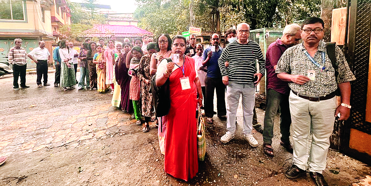 पश्चिम बंगाल और तमिलनाडु विधानसभा चुनाव में बंपर वोटिंग , बंगाल में 89.93 प्रतिशत तो तमिलनाडू में 82.24 प्रतिशत मतदान हुआ