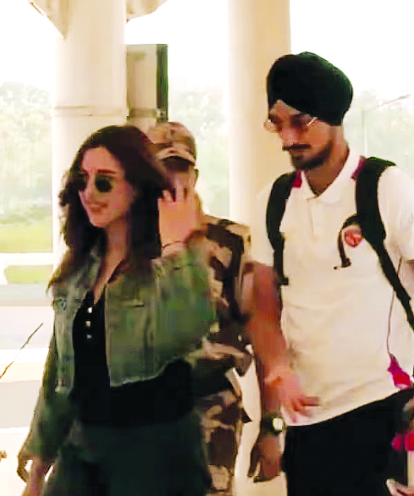 क्रिकेटर अर्शदीप सिंह और रूमर्ड गर्लफ्रेंड समरीन एयरपोर्ट पर आए नजर, एक-दूसरे को कर रहे डेट