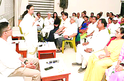 ममता बनर्जी की कार्यकर्ताओं को खरी-खरी: जो टीएमसी छोडक़र जाना चाहता है, जा सकता है; हम वापस मजबूती के साथ लौटेंगे