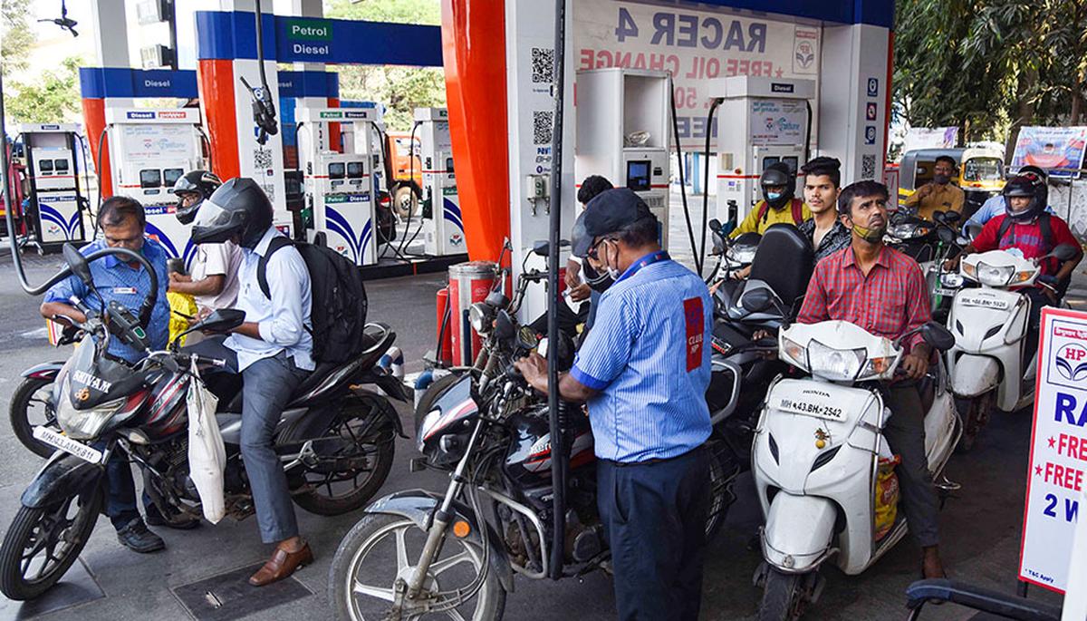 नहीं बढ़ेंगे पेट्रोल-डीजल के दाम, सरकार ने पेट्रोल-डीजल पर एक्साइज ड्यूटी 10-10 रुपए घटाई