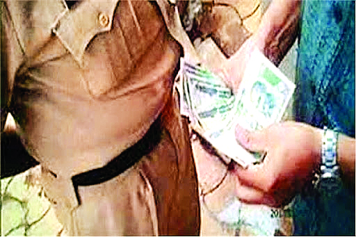 एफआईआर में से नाम हटाने की एवज में हेड-कॉन्स्टेबल ने मांगी 5 लाख की रिश्वत